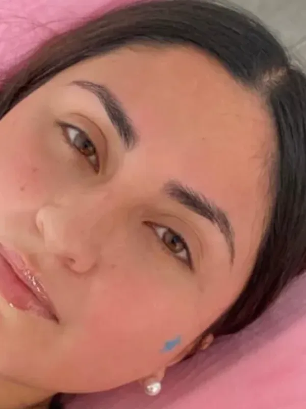 Antes: cejas y pestañas de una clienta de Kiara Barraza