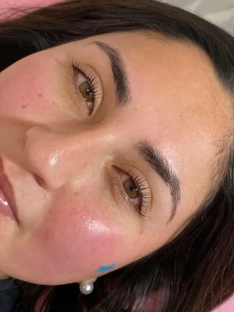 Después: laminado de cejas y lifting de pestañas hecho por Kiara Barraza