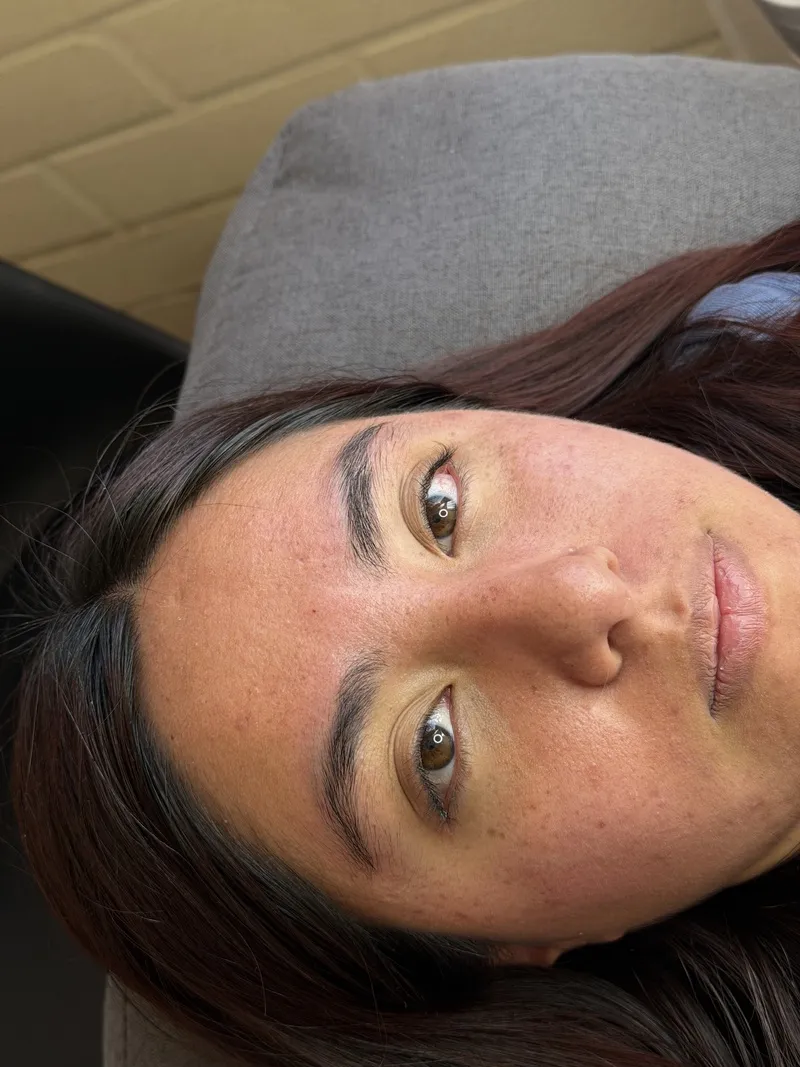 Antes: cejas y pestañas de una clienta de Nicole Muñoz